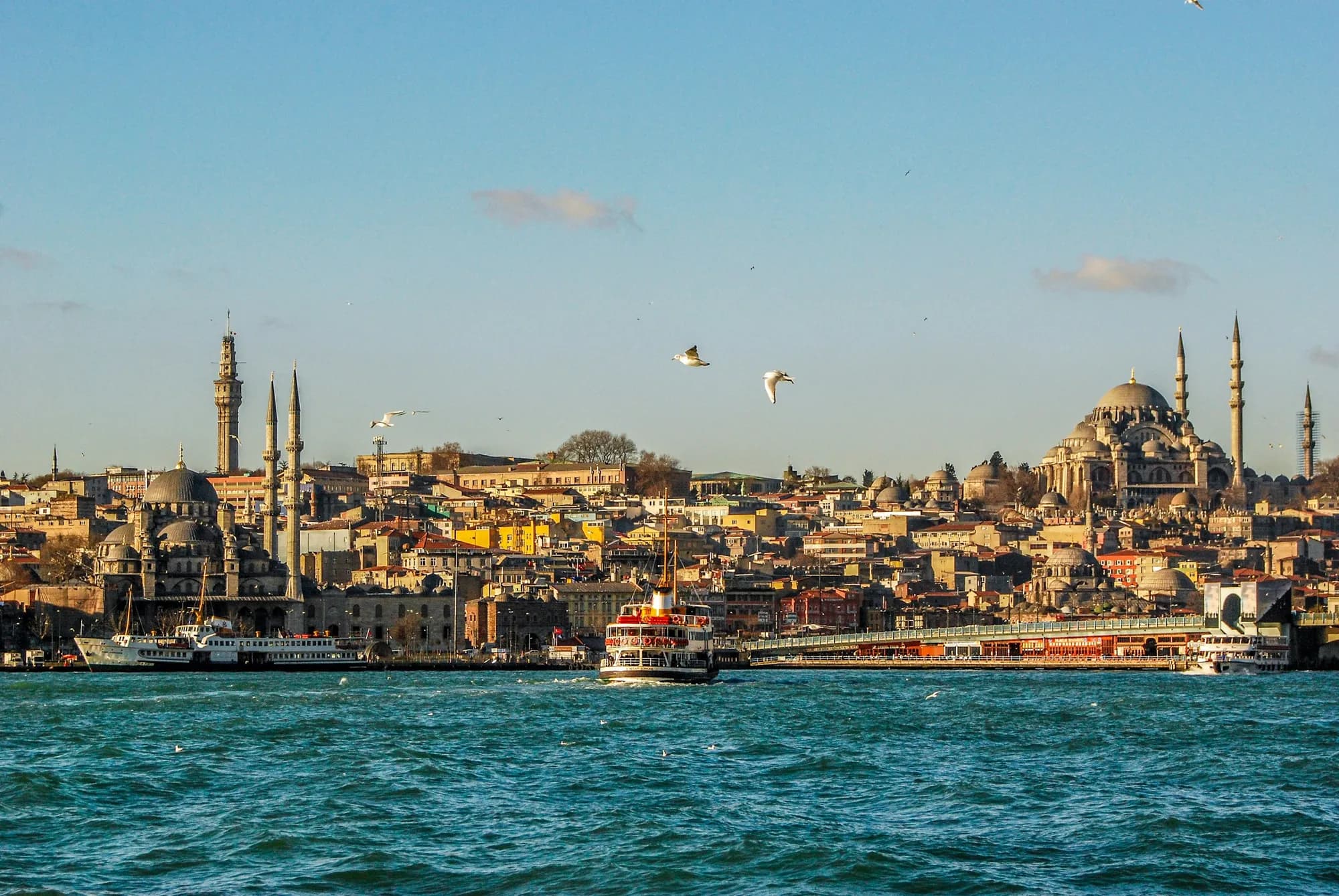 Boğaz’da ilerleyen vapur ve arkada Eminönü silueti
