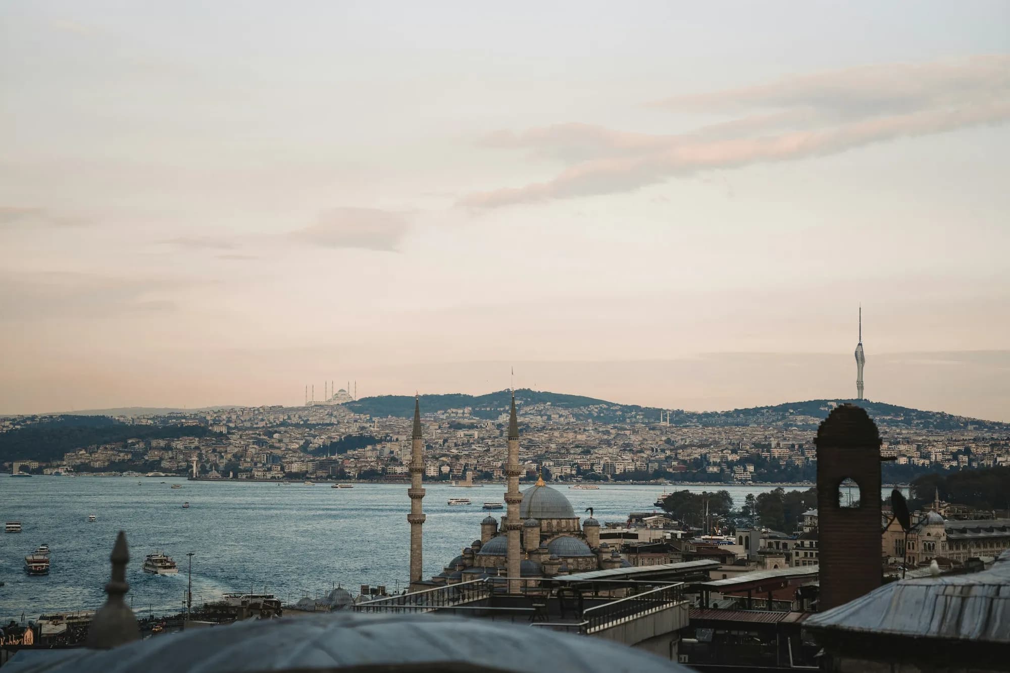 Alacakaranlıkta İstanbul’un camileri ve Boğaz kıyısı